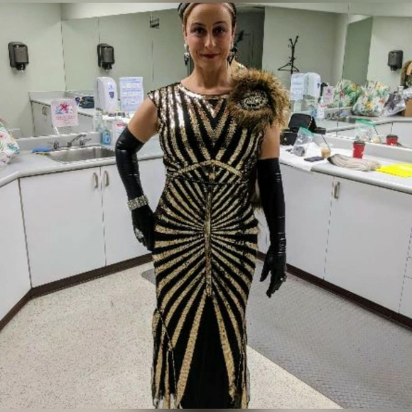 DECO DIVA-Art Deco-inspired beaded gown with detachable faux fur stole and appli - Picture 4 of 10